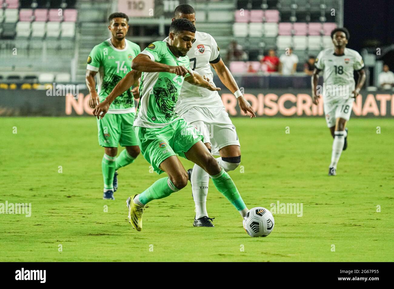 Fort Lauderdale, Florida, USA, 2. Juli 2021, Montserrat Mittelfeldspieler Mason 23 stiehlt den Pass während der CONCACAF Gold Cup Vorrunden im Drive Pink Stadium. (Foto: Marty Jean-Louis) Stockfoto