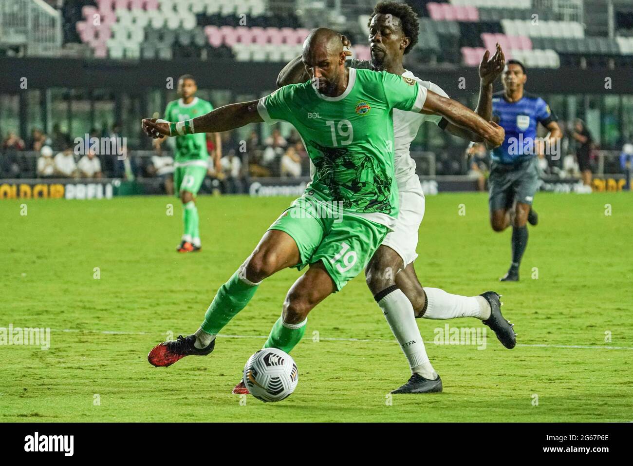 Fort Lauderdale, Florida, USA, 2. Juli 2021, Montserrat-Verteidiger Nathan Pond #19 stiehlt den Pass während des CONCACAF Gold Cup Vorspiels im Drive Pink Stadium. (Foto: Marty Jean-Louis) Stockfoto