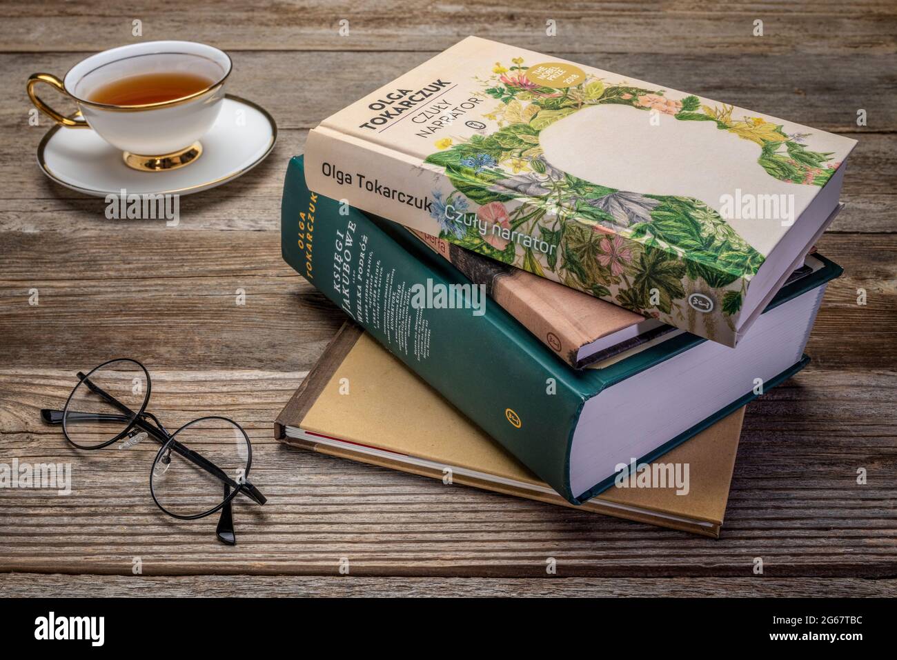 Fort Collins, CO, USA - 8. März 2020: Polnische Ausgabe mehrerer Bücher von Olga Tokarczuk mit Tee und Lesebrille - Nobelpreis für Literatur 2018 Stockfoto