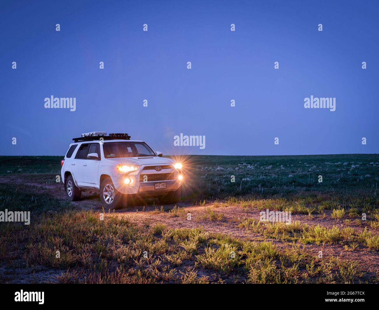 Keota CO, USA - 14. Juni 2021: Toyota 4Runner SUV (2016 Trail Edition) vor Sonnenaufgang im Pawnee National Grassland im Norden Colorados, im späten Frühjahr Stockfoto