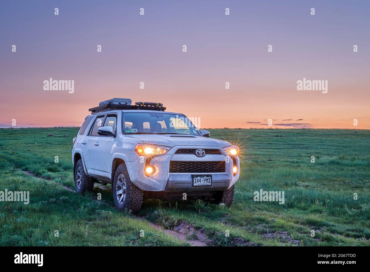 Keota CO, USA - 8. Juni 2021: Toyota 4Runner SUV (2016 Trail Edition) vor Sonnenaufgang im Pawnee National Grassland im Norden Colorados, im späten Frühjahr sc Stockfoto