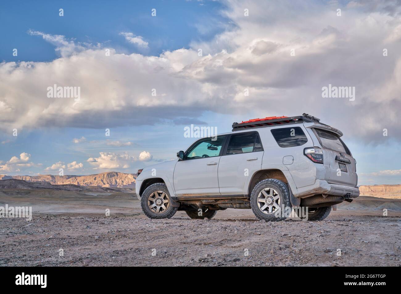 Green River, UT, USA - 18. Mai 2021: Toyota 4Runner SUV (2016 Trail Modell) in Wüstenlandschaft in der Nähe von Crystal Geyser. Stockfoto