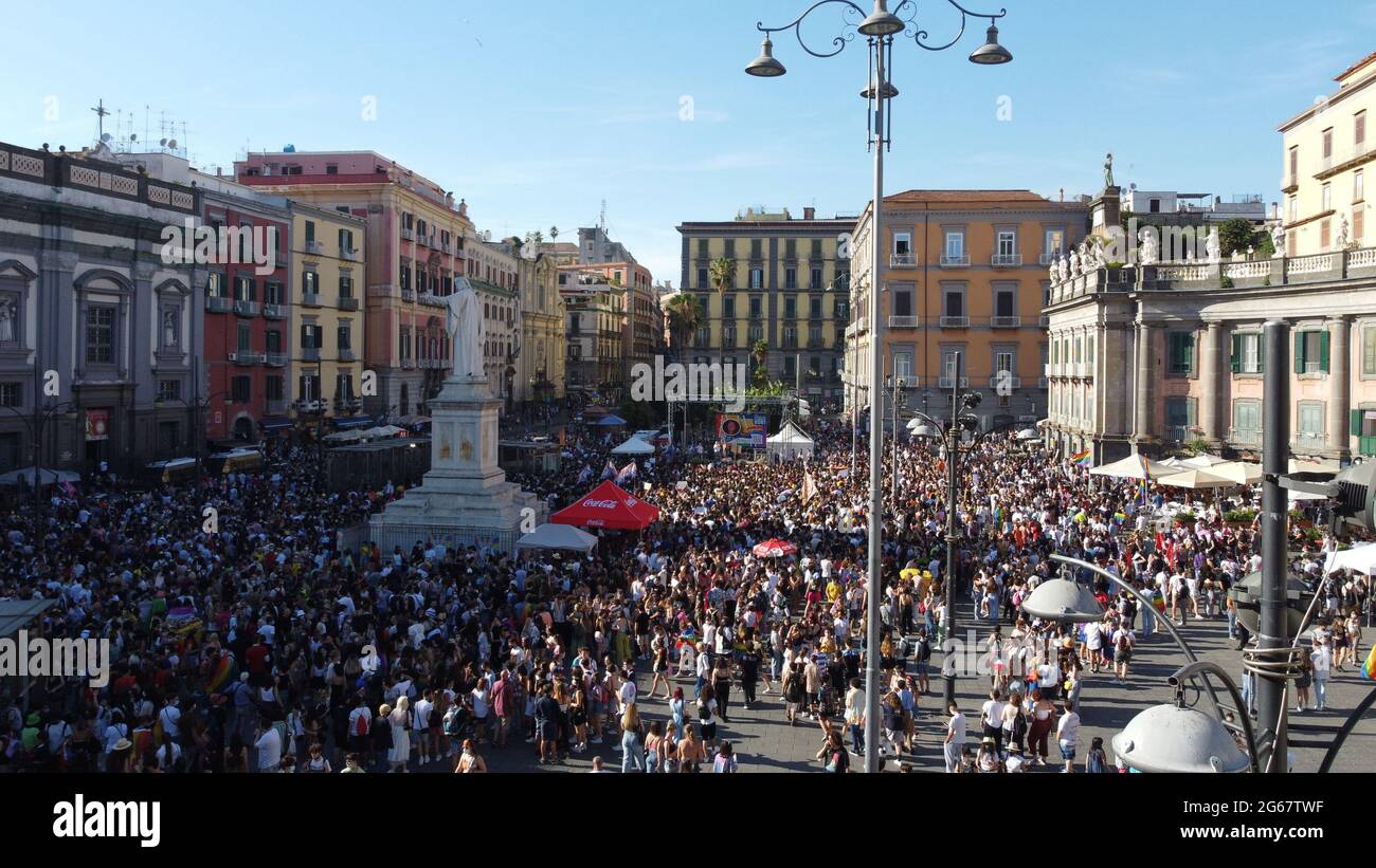 neapel, Kampanien, ITALIEN. Juli 2021. 07/03/2021 Neapel, Piazza Dante Alighieri heute Nachmittag gab es die jährliche Parade der Gay pryde 2021 in Tausenden auf dem berühmten Platz versammelt, um die Rechte der Homosexuellen zu erinnern Credit: Fabio Sasso/ZUMA Wire/Alamy Live News Stockfoto