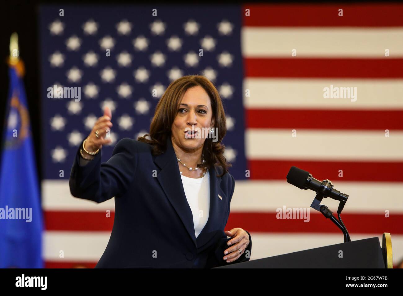 Die Vizepräsidentin der Vereinigten Staaten, Kamala Harris, hält während ihres Besuchs im United Brotherhood of Tischler and Joiners of America International Training Center in Las Vegas, NV, während ihrer America's Back Together Tour am Samstag, dem 3. Juli 2021, eine Rede. Quelle: Joe Buglewicz/Pool/Sipa USA Quelle: SIPA USA/Alamy Live News Stockfoto