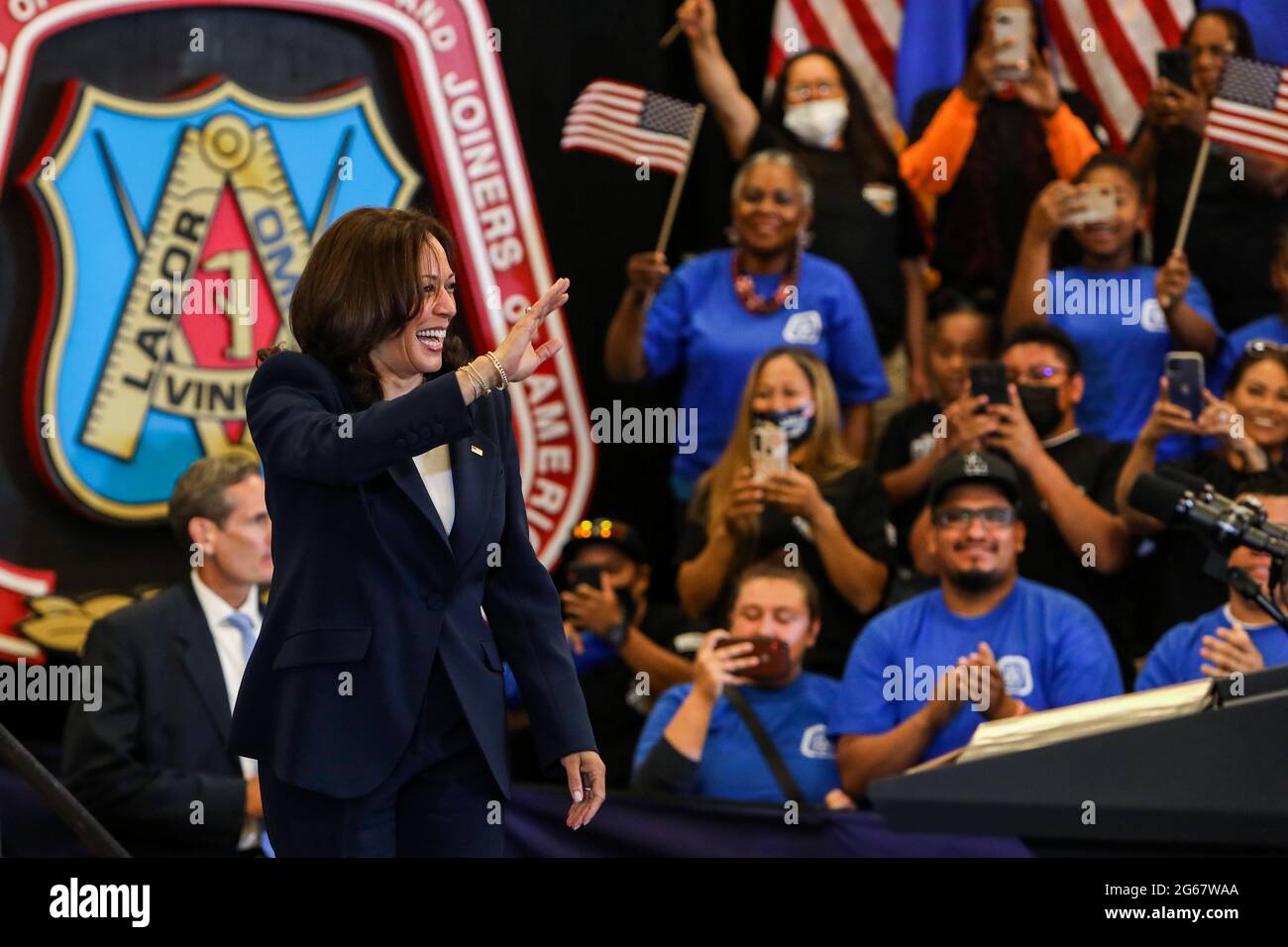 Die Vizepräsidentin der Vereinigten Staaten, Kamala Harris, wird am Samstag, dem 3. Juli 2021, beim Besuch des United Brotherhood of Tischler and Joiners of America International Training Center in Las Vegas, NV, vorgestellt. Quelle: Joe Buglewicz/Pool/Sipa USA Quelle: SIPA USA/Alamy Live News Stockfoto