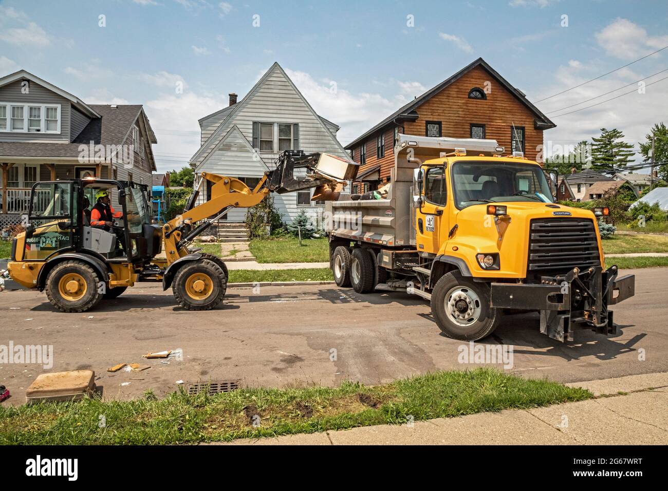 Detroit, Michigan - 7 cm Regen verursachten schwere Überschwemmungen in vielen Stadtteilen von Detroit. Eine Woche später holten die Stadtarbeiter das verworrene Eigentum ab Stockfoto