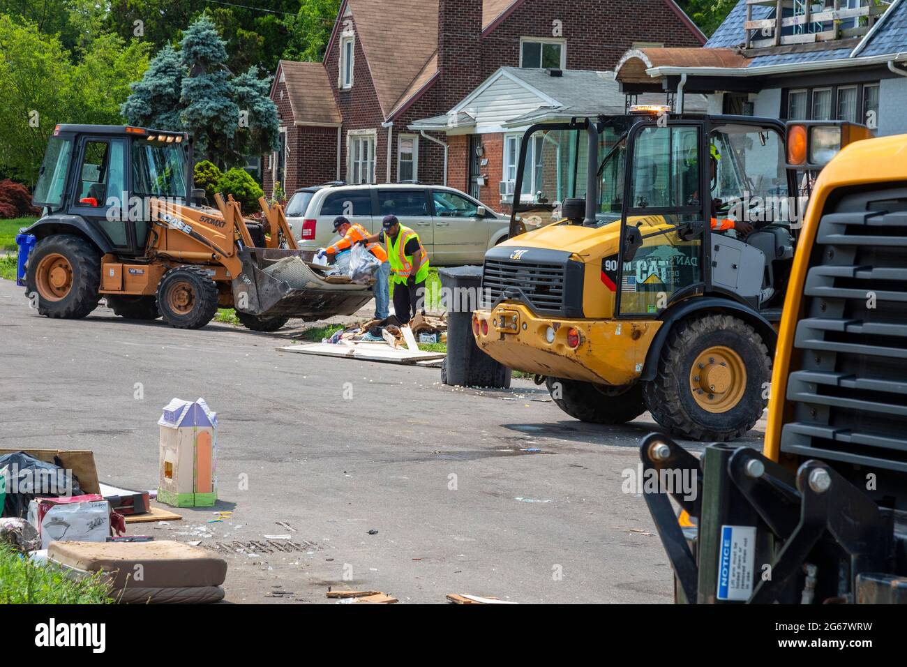Detroit, Michigan - 7 cm Regen verursachten schwere Überschwemmungen in vielen Stadtteilen von Detroit. Eine Woche später holten die Stadtarbeiter das verworrene Eigentum ab Stockfoto