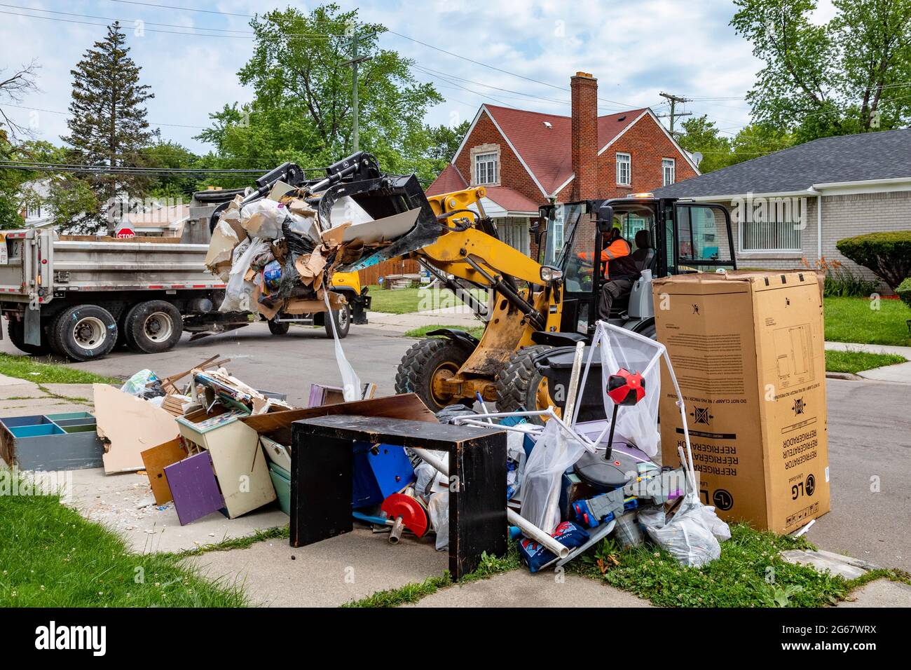 Detroit, Michigan - 7 cm Regen verursachten schwere Überschwemmungen in vielen Stadtteilen von Detroit. Eine Woche später holten die Stadtarbeiter das verworrene Eigentum ab Stockfoto