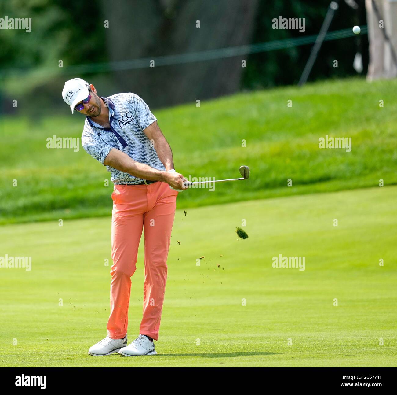 Detroit, Michigan, USA. Juli 2021. Cameron Tringale aus Laguna Niguel, Kalifornien, trifft seinen zweiten Schuss auf dem 17. Fairway beim Rocket Mortgage Classic. Quelle: David Donoher/ZUMA Wire/Alamy Live News Stockfoto