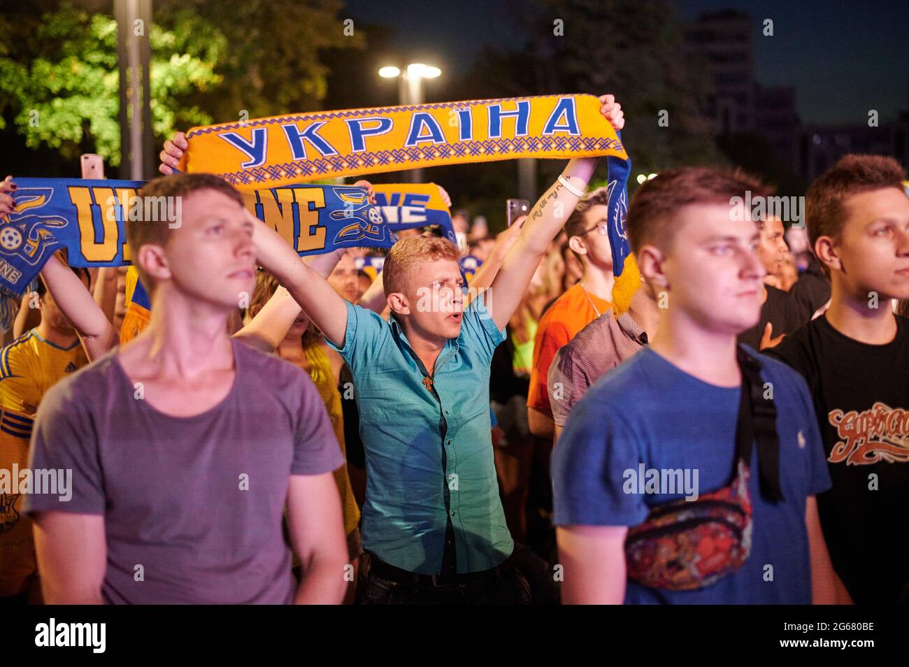 KHARKIV, UKRAINE - 3. JULI 2021: EURO 2020 Ukraine - England. Ukrainische Fußballfans jubeln in der Fanzone in Charkiw an Stockfoto