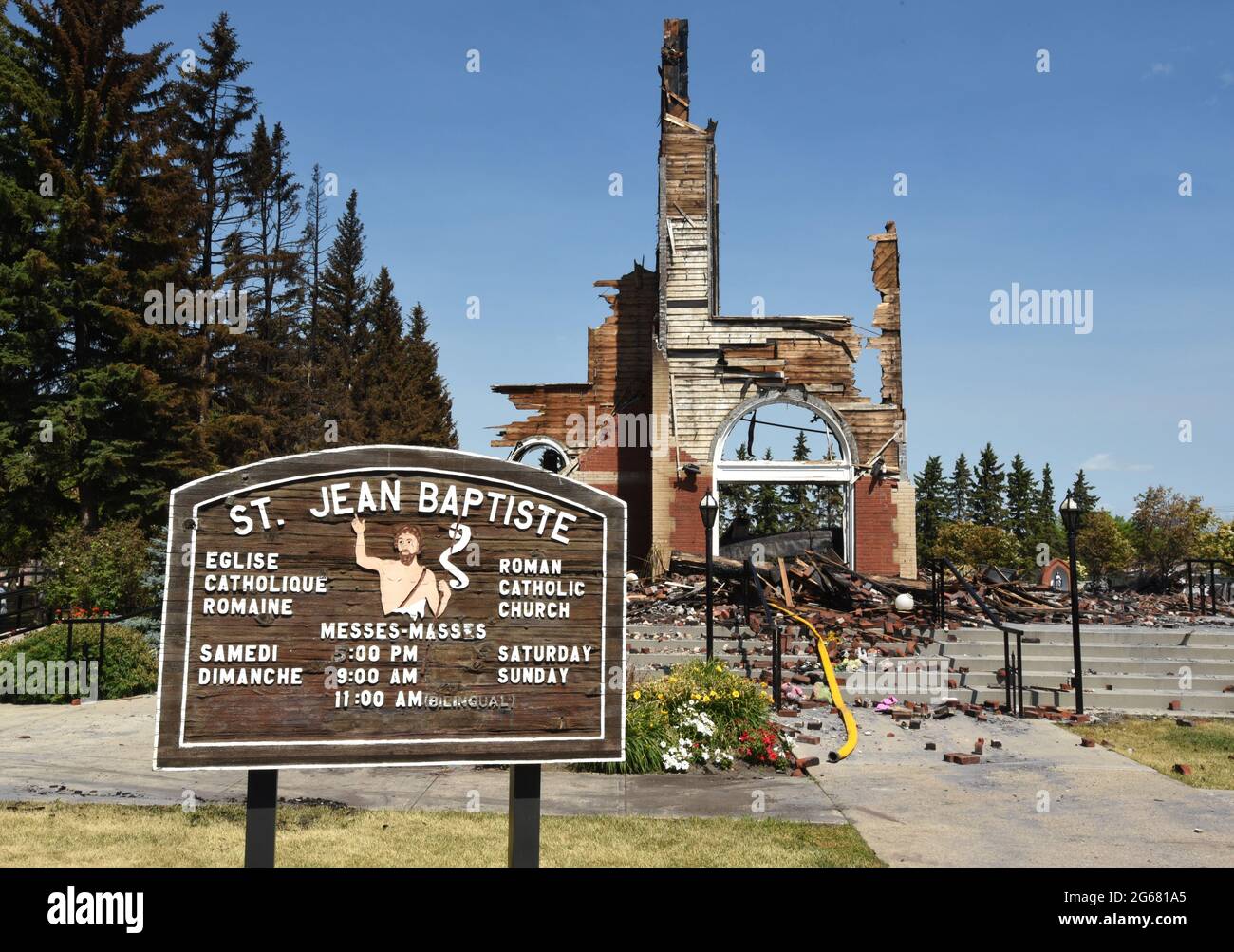 Morinville, Alberta, Kanada, 3. Juli 2021 - die Ruinen der historischen katholischen Kirche St. Jean Baptiste in Morinville stehen nach einem verdächtigen Brand am 30. Juni. Das Feuer war einer der jüngsten Ereignisse im Zusammenhang mit kirchlicher Vandalismus in ganz Kanada, nachdem 215 unmarkierte Gräber auf dem Gelände einer ehemaligen indigenen Schule in Kamloops, British Columbia, entdeckt wurden. Don Denton/Alamy Live News Stockfoto