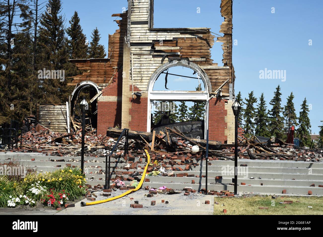 Morinville, Alberta, Kanada, 3. Juli 2021 - die Ruinen der historischen katholischen Kirche St. Jean Baptiste in Morinville stehen nach einem verdächtigen Brand am 30. Juni. Das Feuer war einer der jüngsten Ereignisse im Zusammenhang mit kirchlicher Vandalismus in ganz Kanada, nachdem 215 unmarkierte Gräber auf dem Gelände einer ehemaligen indigenen Schule in Kamloops, British Columbia, entdeckt wurden. Don Denton/Alamy Live News Stockfoto