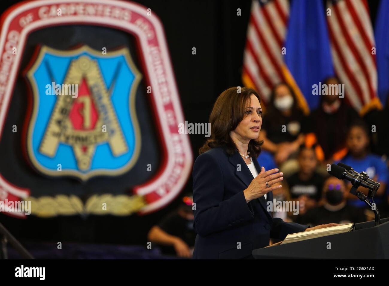 Die Vizepräsidentin der Vereinigten Staaten, Kamala Harris, hält eine Rede, während sie das United Brotherhood of Tischler and Joiners of America International Training Center in Las Vegas, NV, während ihrer America's Back Together Tour am Samstag, dem 3. Juli 2021 besucht. Quelle: Joe Buglewicz/Pool via CNP /MediaPunch Stockfoto