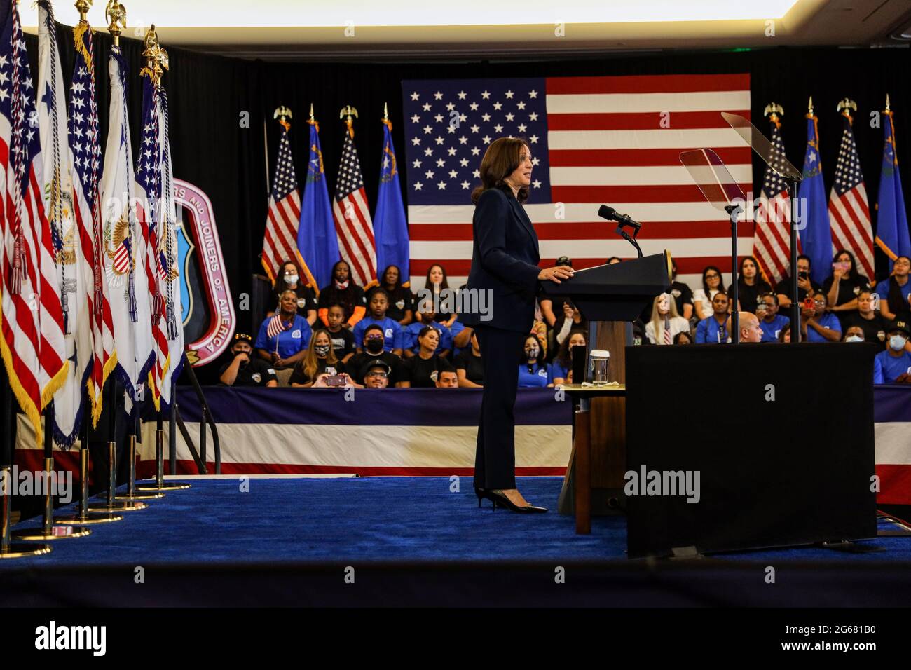 Die Vizepräsidentin der Vereinigten Staaten, Kamala Harris, hält eine Rede, während sie das United Brotherhood of Tischler and Joiners of America International Training Center in Las Vegas, NV, während ihrer America's Back Together Tour am Samstag, dem 3. Juli 2021 besucht. Quelle: Joe Buglewicz/Pool via CNP /MediaPunch Stockfoto