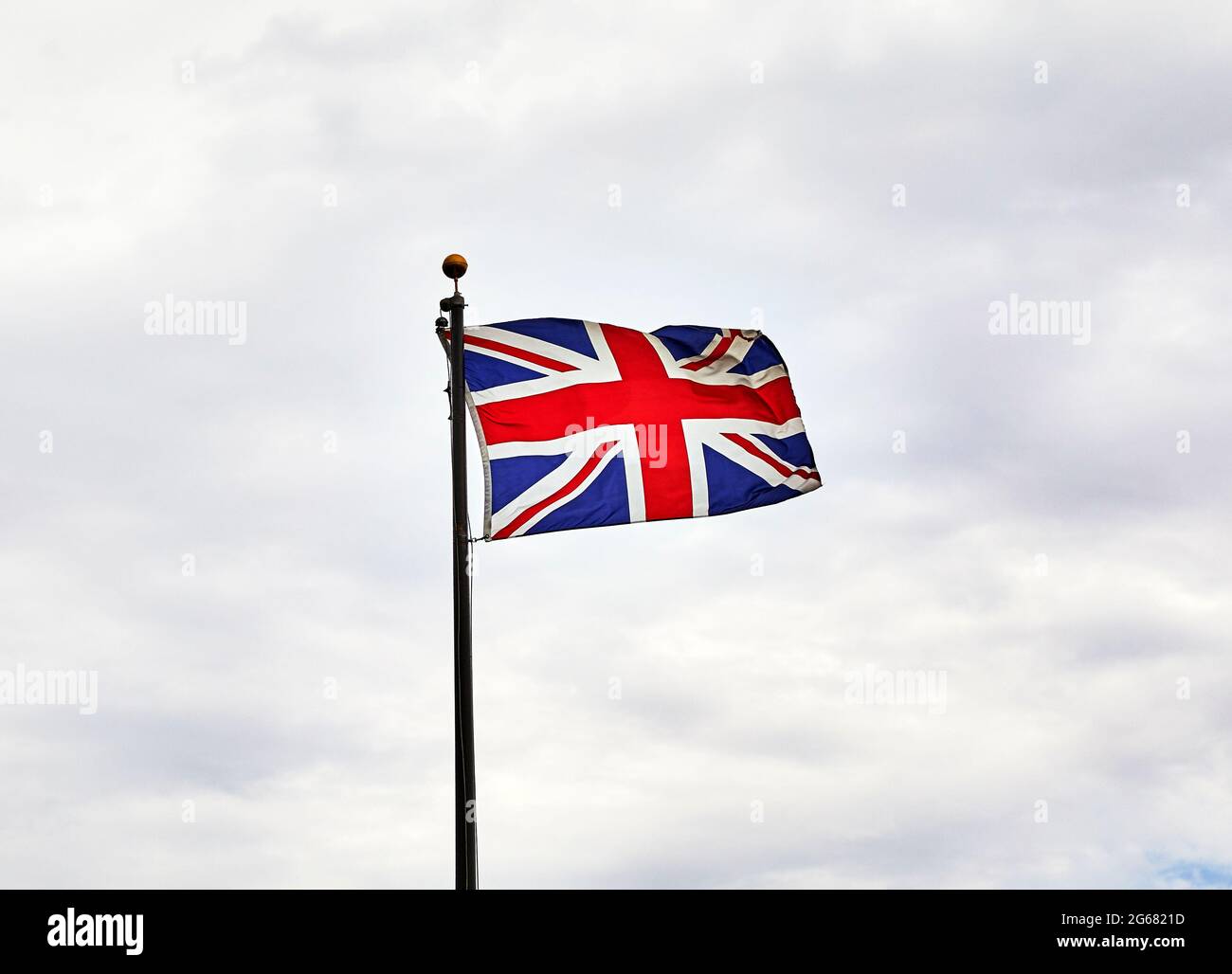 Britische Flagge auf Fahnenmast Stockfoto