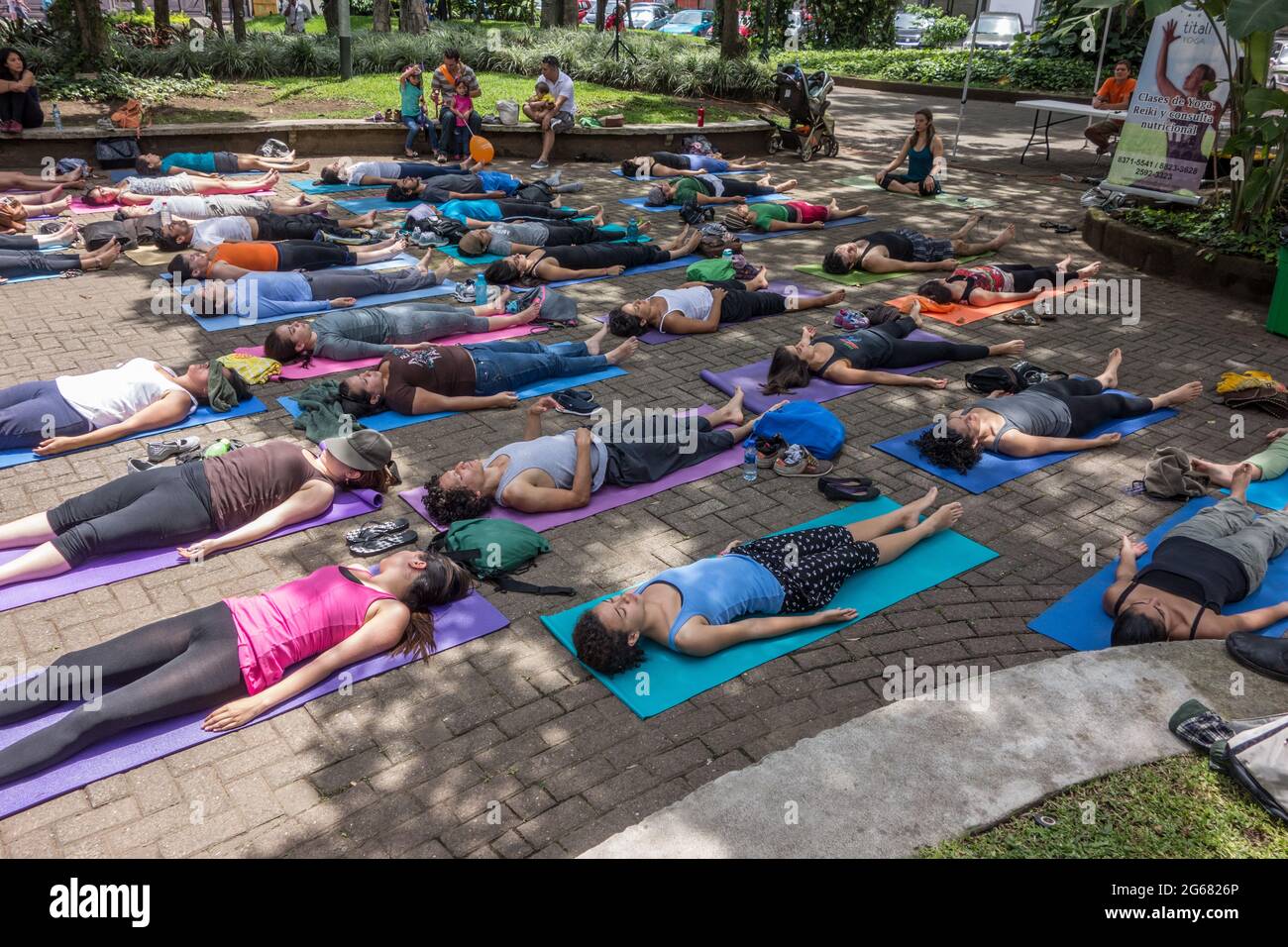 Gruppe von Menschen in einem Yogakurs in San Jose, Costa Rica. Stockfoto