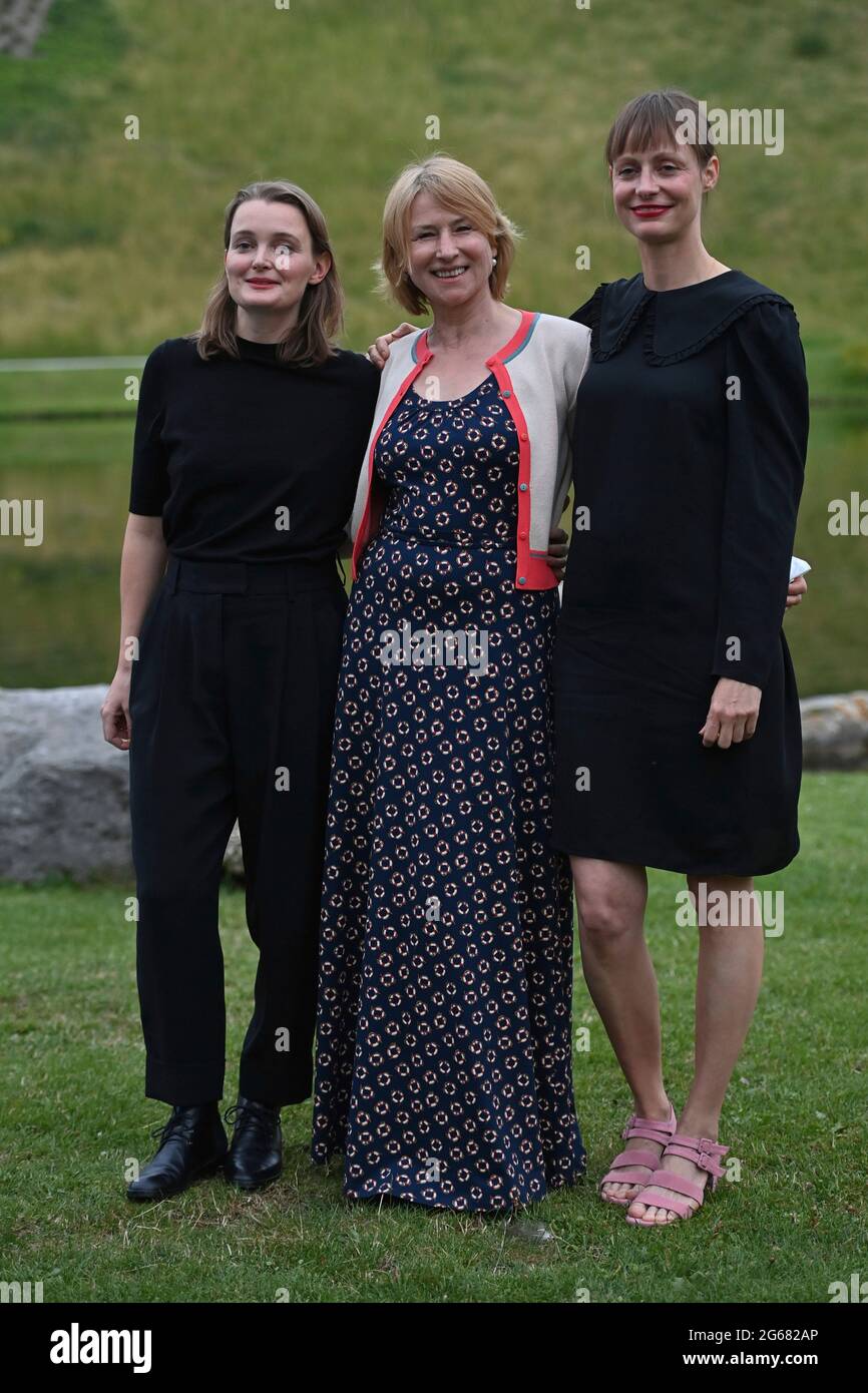 Von links: Birte SCHNOEINK (Schauspielerin), Corinna HARFOUCH (Schauspielerin), Katharina Marie SCHUBERT (Regisseurin), Filmpremiere „das Mädchen mit den goldenen Händen“ bei den Münchner Filmfestspielen am 3. Juli 2021. Stockfoto