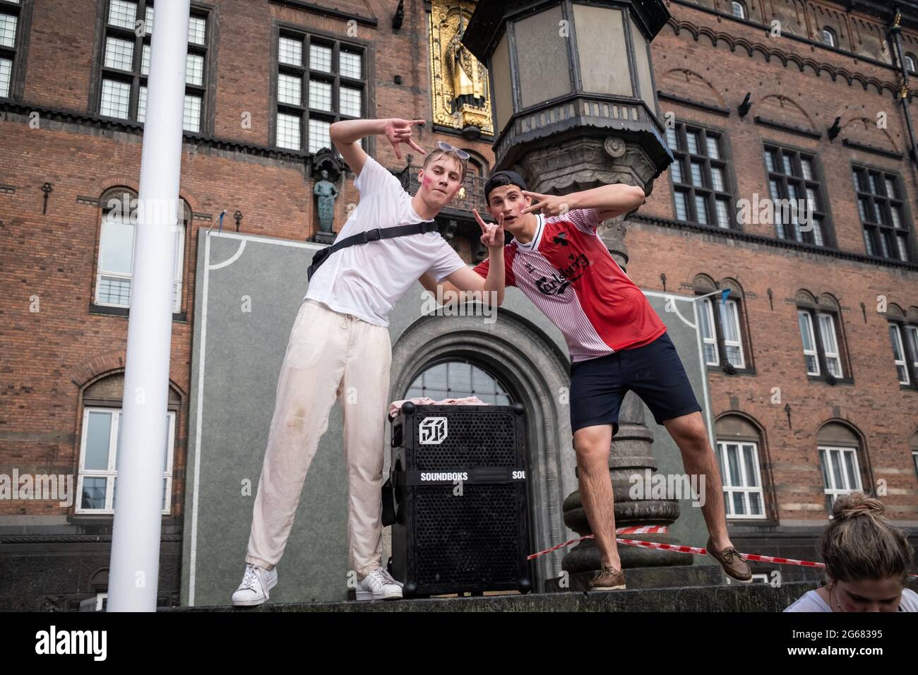 Kopenhagen, Dänemark. Juli 2021. Dänische Fußballfans in Rot und Weiß gehen verrückt und feiern den Halbfinale nach einem Sieg 1-2 gegen Tschechien während der UEFA EURO 2020. (Foto: Gonzales Photo/Alamy Live News Stockfoto