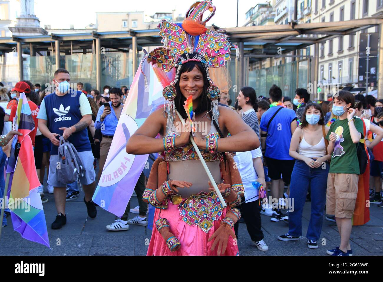 Napoli, Italia - 03 luglio 2021 :'Jesce Sole' era lo Slogan con cui il 29 giugno 1996 veniva convocato il Primo Pride nazionale di Napoli, la prima manifest di orgoglio LGBT nel sud Italia. Per questo, - nel pieno rispetto di quelle che saranno le vigenti normative in materia di salute e sicurezza - sabato 3 luglio 2021 le associazioni Antinoo Arcigay Napoli, ALFI Le Maree e Associazione Trans Napoli si sono incontrate in Piazza Dante per il Napoli Pride, Venticinque anni dopo quel Primo storico Pride del '96. @Jesce, Jesce Sole, ancora una volta per riportare il sereno e la gioia. (Pho Stockfoto