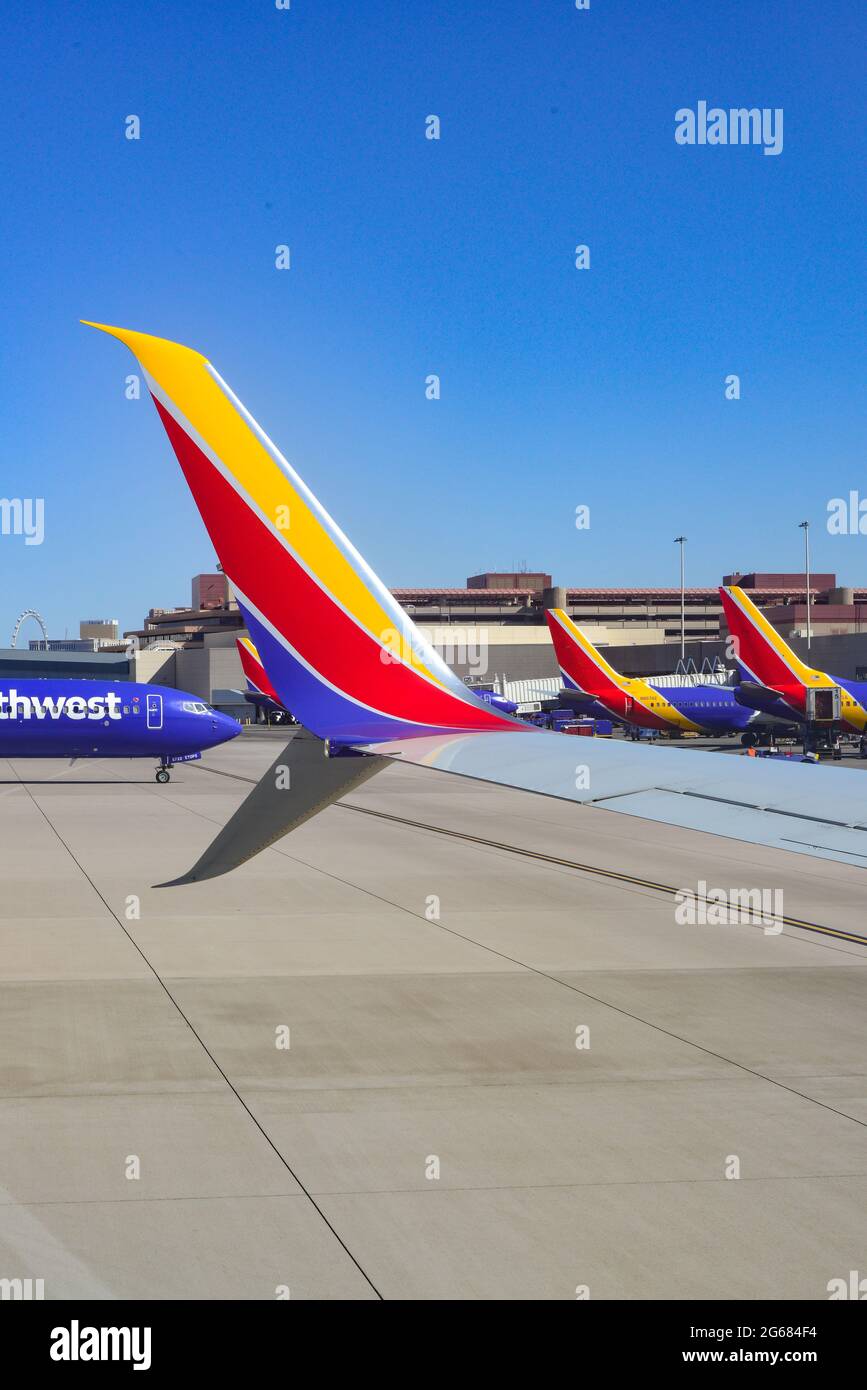 Ein farbenfroher Flügel der Southwest Airlines in Formation mit anderen Southwest-Flugzeugen vor den Toren des Las Vegas MaCarran International Airport in Nevada Stockfoto