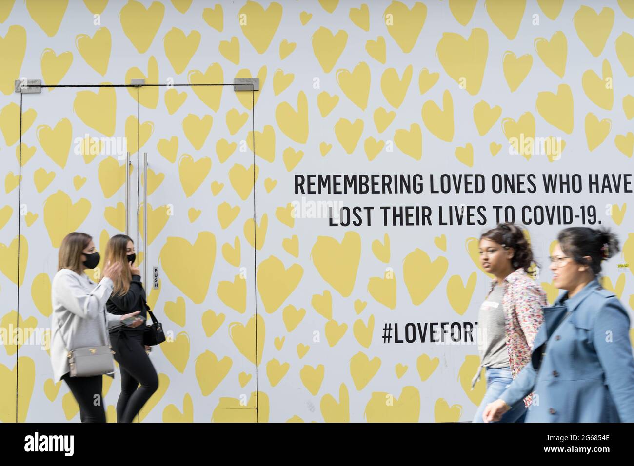 Erinnerung an geliebte Menschen, die ihr Leben verloren haben, um covid-19, Herzformen Zeichnungen auf dem Schaufenster, Wand, London, England Stockfoto