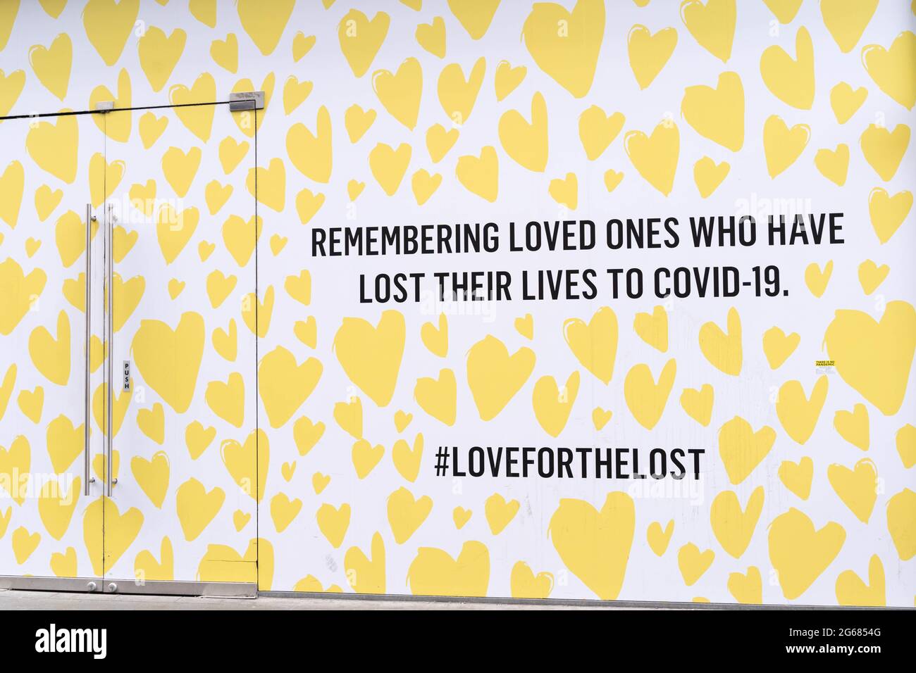 Erinnerung an geliebte Menschen, die ihr Leben verloren haben, um covid-19, Herzformen Zeichnungen auf dem Schaufenster, Wand, London, England Stockfoto