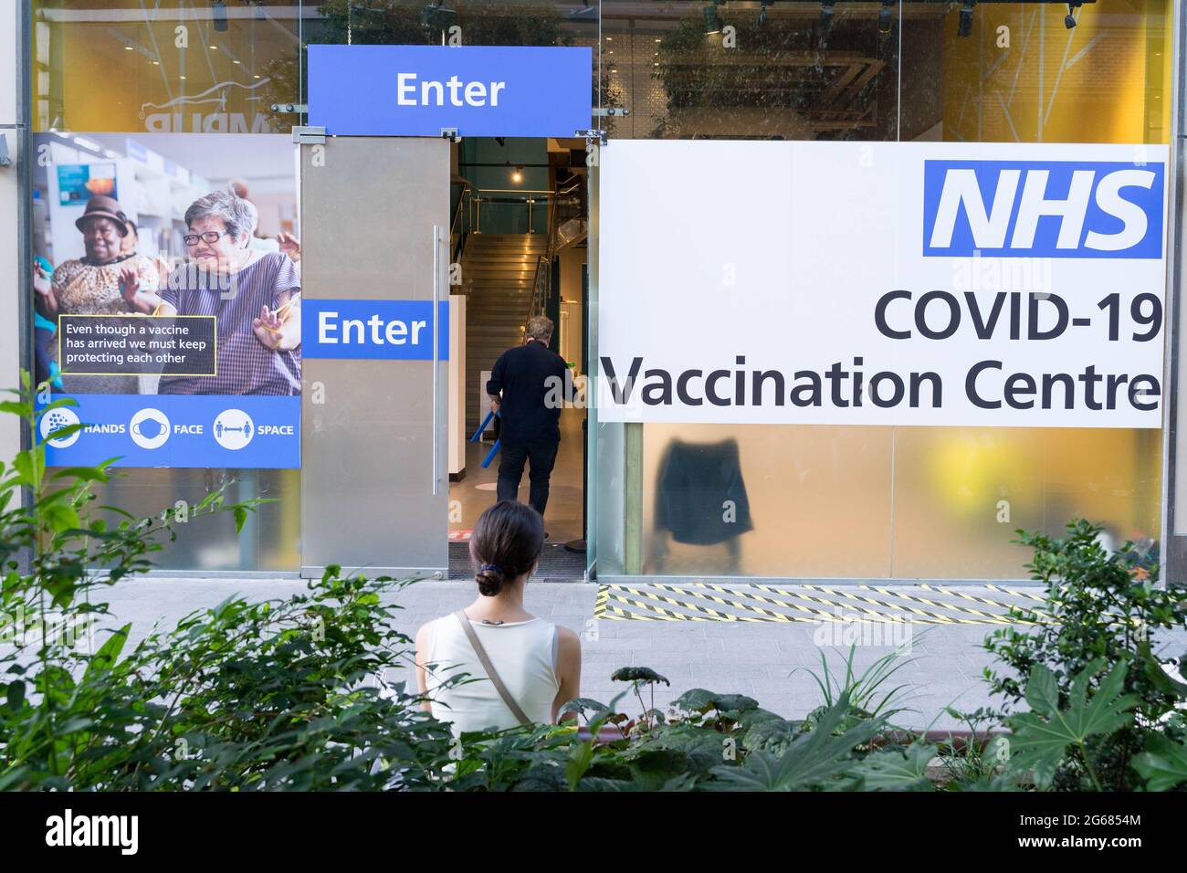 Eintritt zum NHS COVID-19 Impfzentrum in Stratford, London, England Stockfoto