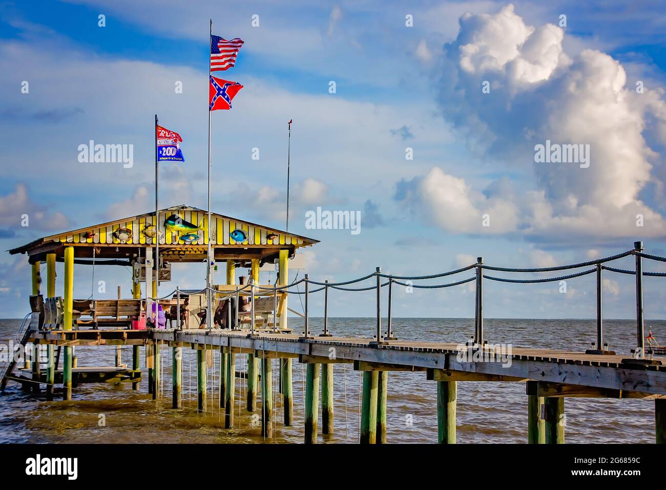 Am 1. Juli 2021, an einem Pier am CODEN Beach in CODEN, Alabama, fliegt eine Trump 2020-Flagge neben einer amerikanischen und einer konföderierten Flagge. Stockfoto