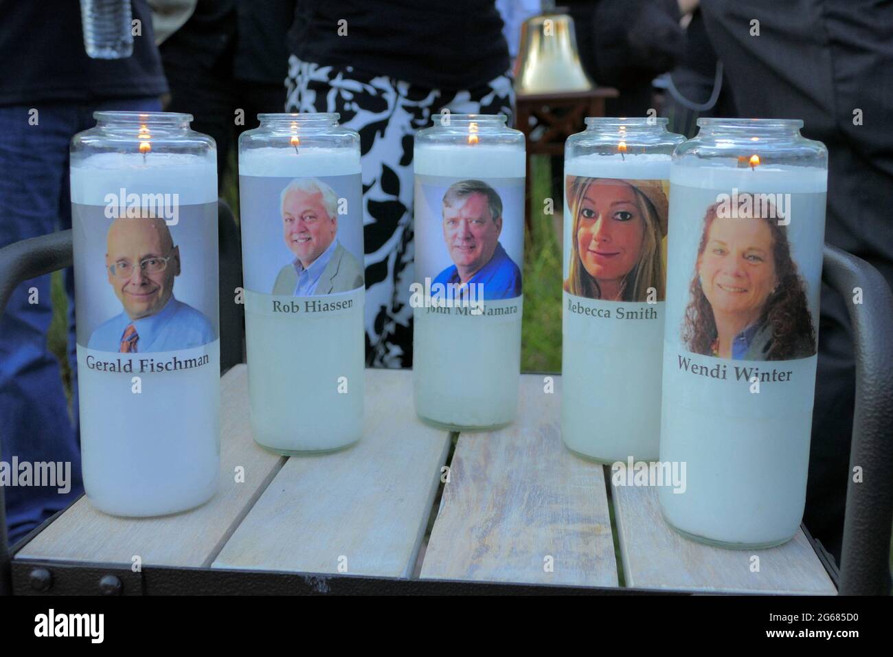 Annapolis, USA. Juni 2018. Kerzen zu Ehren von Gerald Fischman, Rob Hiassen, John McNamara, Rebecca Smith und Wendi Winters flackern während einer Kerzenlicht-Mahnwache am 29. Juni 2018 in der Annapolis Mall für die fünf Mitarbeiter der Capital Gazette, die während einer Schießerei in ihrem Newsroom getötet wurden. (Foto von Karl Merton Ferron/Baltimore Sun/TNS/Sipa USA) Quelle: SIPA USA/Alamy Live News Stockfoto