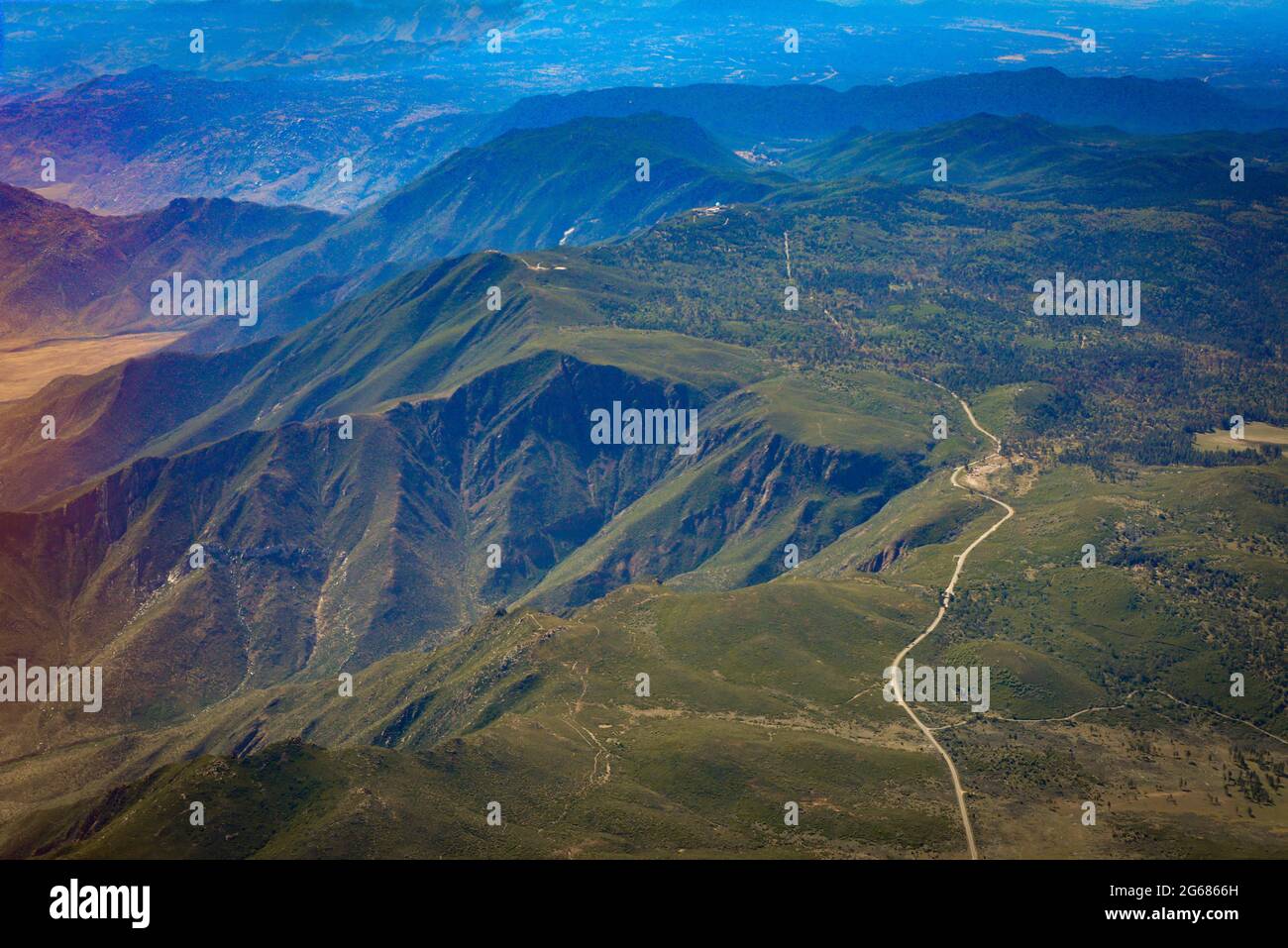 Luftaufnahme der Spring Mountains, einem weitläufigen Wildnisgebiet in den Bergen, außerhalb von Las Vegas mit einem gewundenen Straßenband, das über die Bergspitze führt Stockfoto