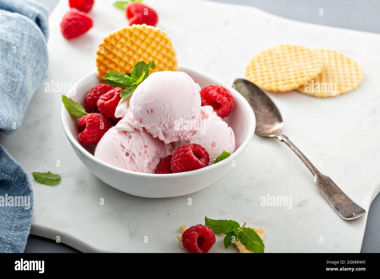 Himbeereis in einer Schüssel mit frischen Beeren Stockfoto