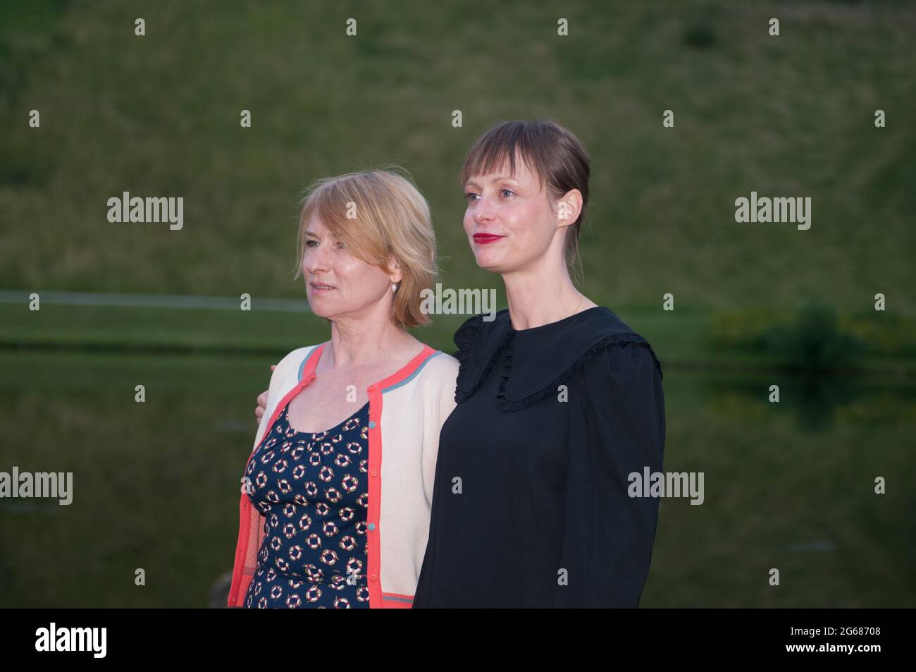 Die Schauspielerin Corinna Harfuch und die Regisseurin Katharina Marie Schubert haben sie vor der Vorführung ihres Films das MÄDCHEN mit DEN GOLDENEN HÄNDEN in München gesehen Stockfoto
