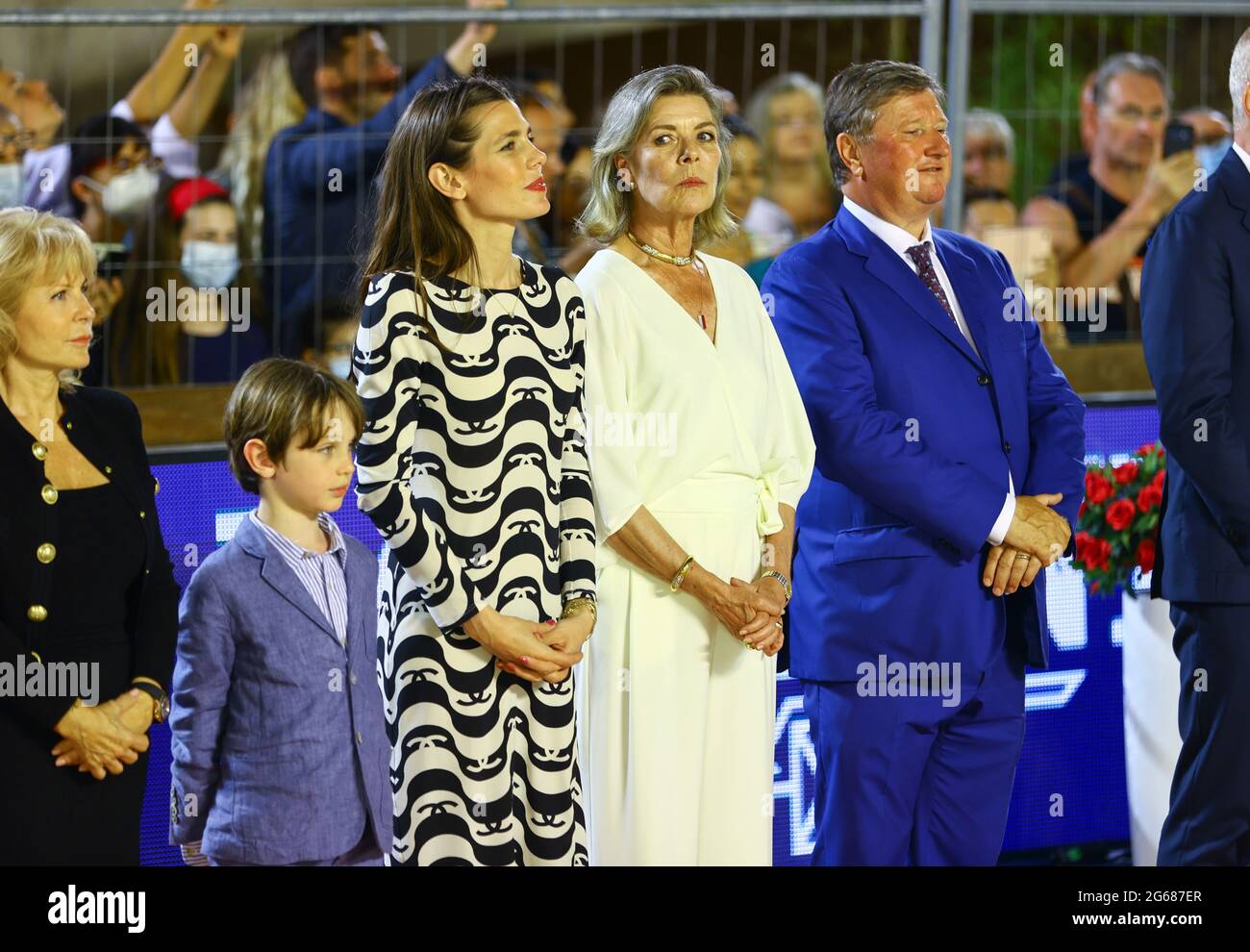 Monaco, Monte-Carlo - 03. Juli 2021: 15. Longines Global Champions Tour mit S.R.H. Prinzessin Caroline von Hannover und Tochter Charlotte Casiraghi mit Sohn Raphael Elmaleh während der Siegerpreisverleihung. Jumping International de Monte-Carlo. Hanno Stockfoto