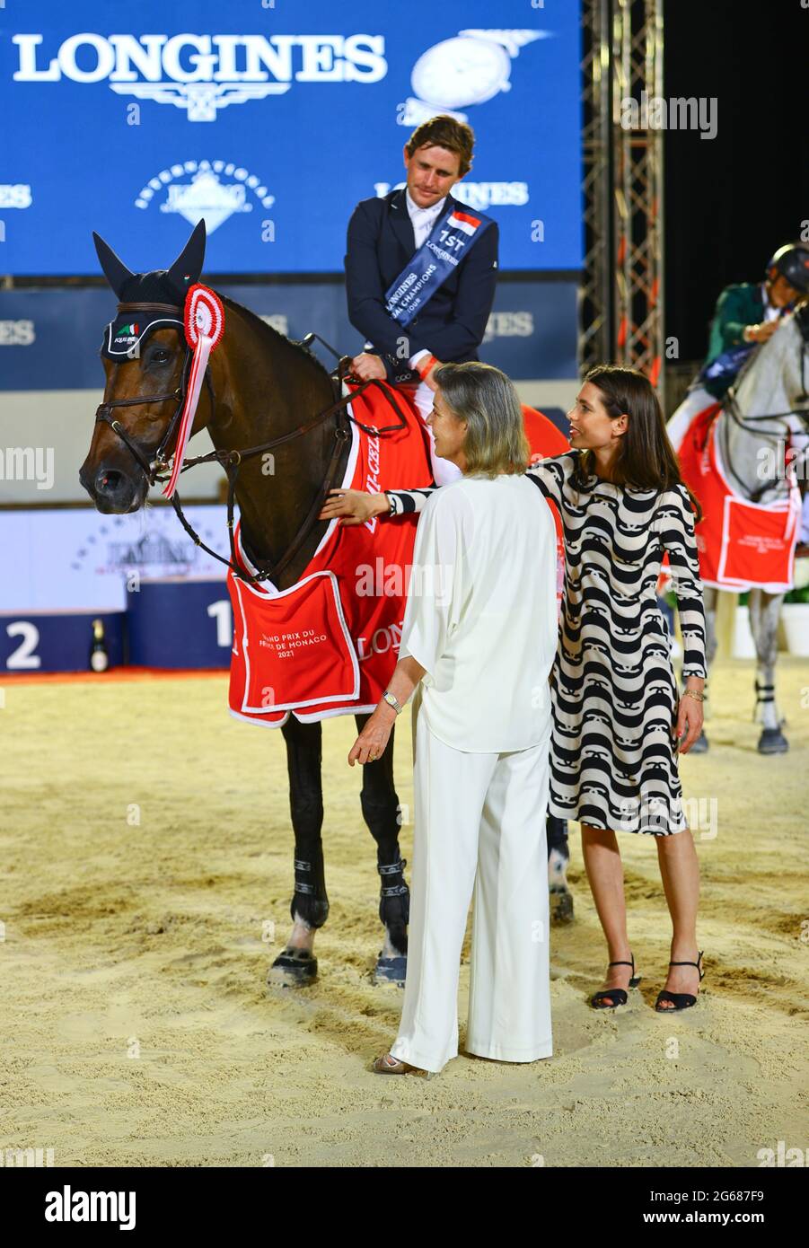 Monaco, Monte-Carlo - 03. Juli 2021: 15. Longines Global Champions Tour mit S.R.H. Prinzessin Caroline von Hannover und Tochter Charlotte Casiraghi mit Sohn Raphael Elmaleh während der Siegerpreisverleihung. Jumping International de Monte-Carlo. Hanno Stockfoto