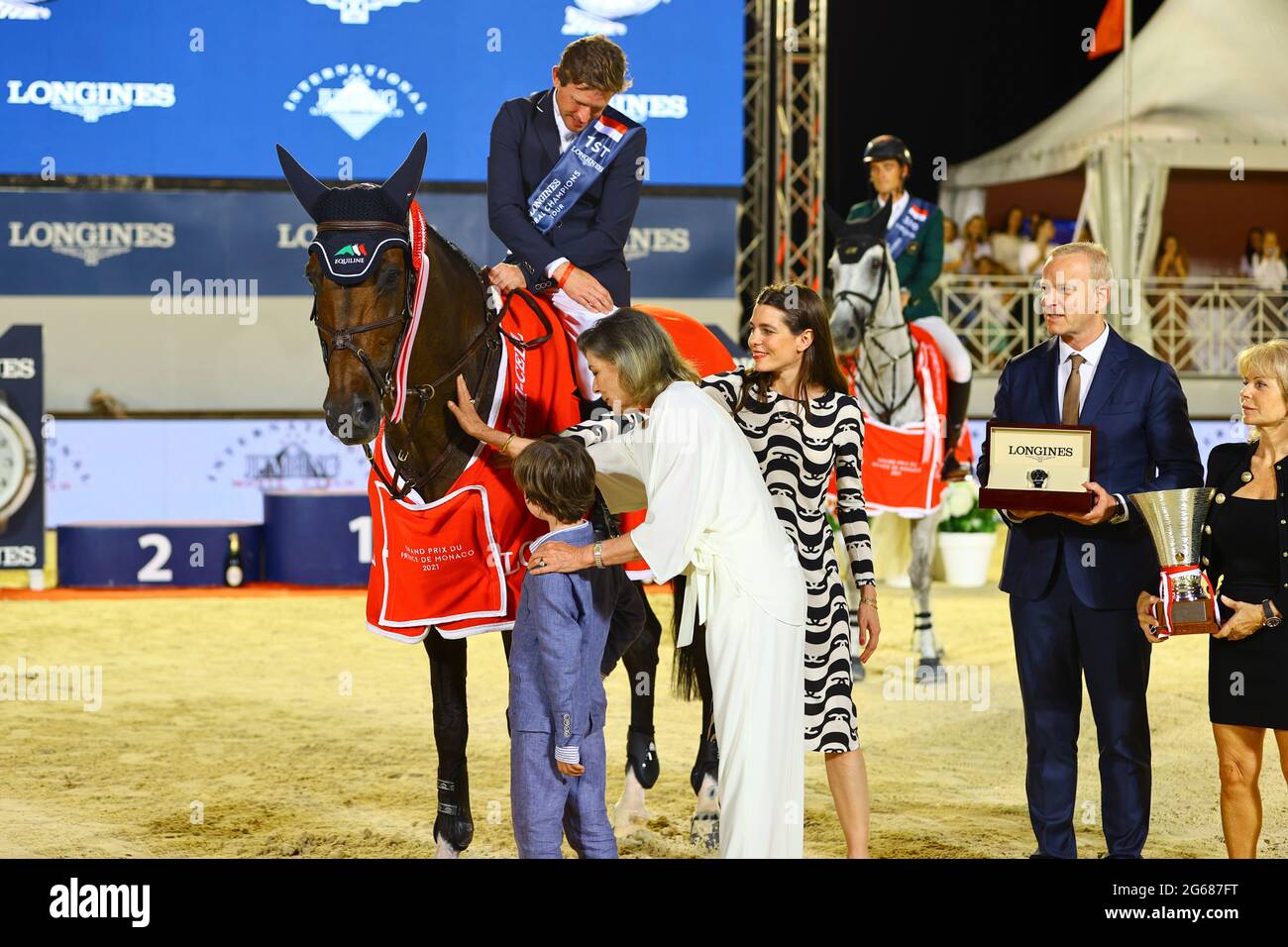 Monaco, Monte-Carlo - 03. Juli 2021: 15. Longines Global Champions Tour mit S.R.H. Prinzessin Caroline von Hannover und Tochter Charlotte Casiraghi mit Sohn Raphael Elmaleh während der Siegerpreisverleihung. Jumping International de Monte-Carlo. Hanno Stockfoto