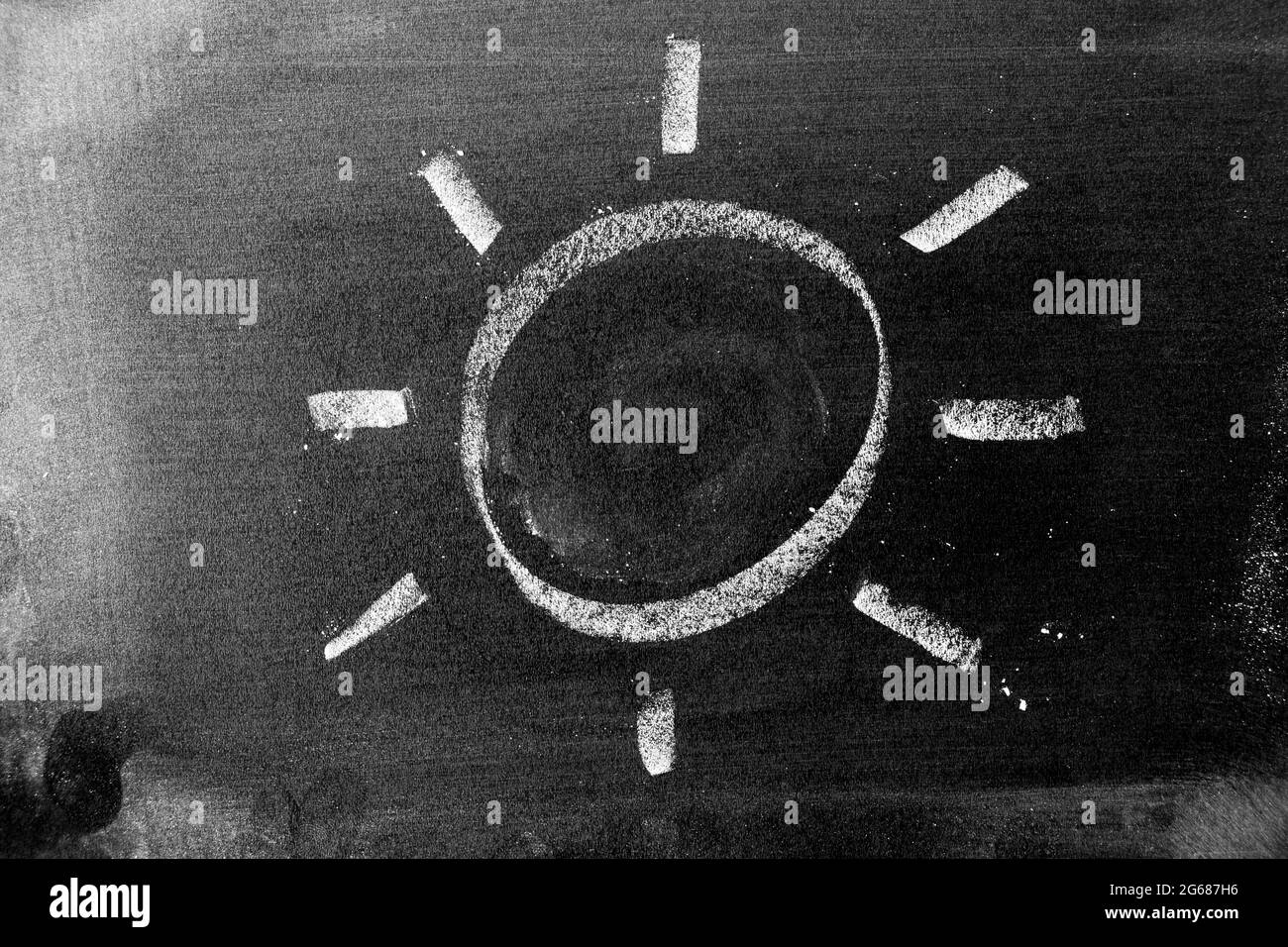 Weiße Kreide Handzeichnung in Sonne mit strahlenförmiger Form Auf Tafel- oder Tafel-Hintergrund Stockfoto