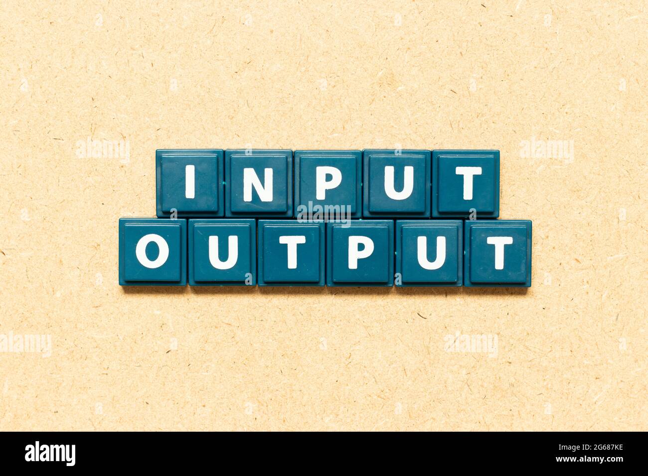 Tile Alphabet Buchstaben in Word Input-Ausgabe auf Holz Hintergrund Stockfoto