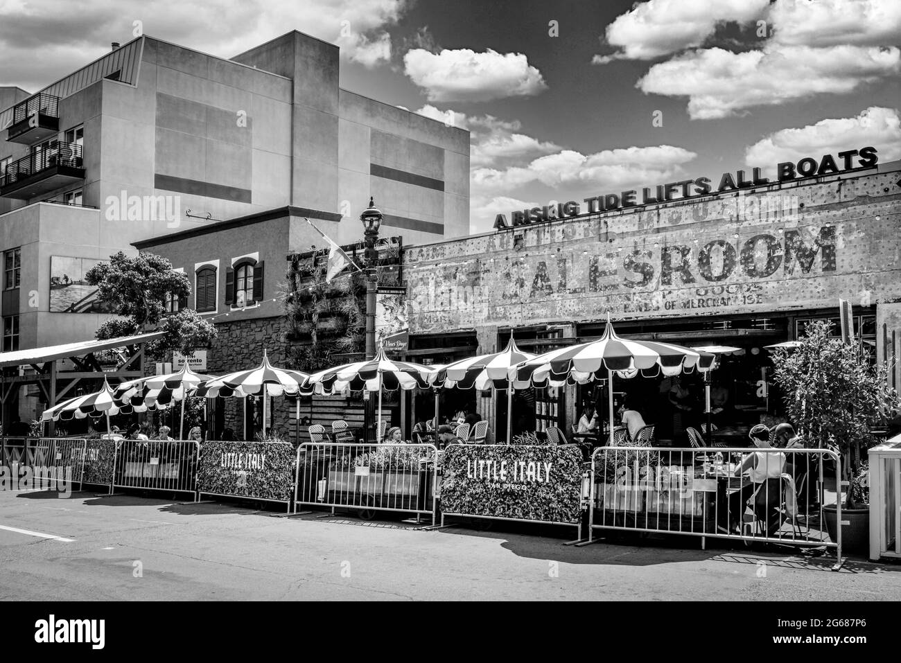 Leute, die Brunch auf der Terrasse eines trendigen Restaurants in Little Italy auf der India Street genießen, einem beliebten Ess- und Einkaufsviertel in San Diego, CA, Stockfoto