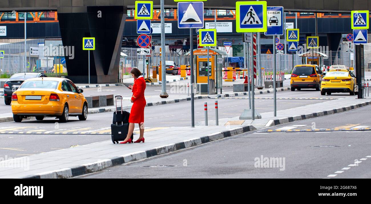 Die Flugbegleiterin verlässt ein Hotel auf dem Weg zum Flughafen Stockfoto