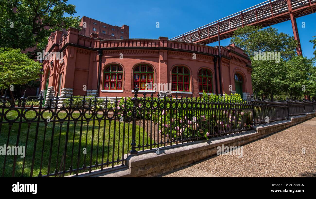 Saint Louis, MO – 3. Juli 2021; Außenansicht der roten Backsteinscheune von Clydesdale in der Anheuser-Busch Brauerei, die auf der Liste des National Historic Registry Due steht Stockfoto
