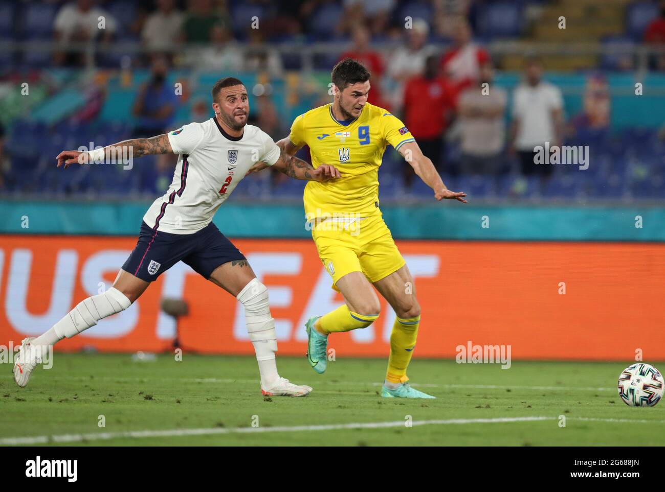 Rom Juli 2021 Roman Yaremchuk R Aus Der Ukraine Konkurriert Mit Kyle Walker Aus England Beim Viertelfinale Der Uefa Euro 2020 Zwischen England Und Der Ukraine Am 3 Juli 2021 In Rom