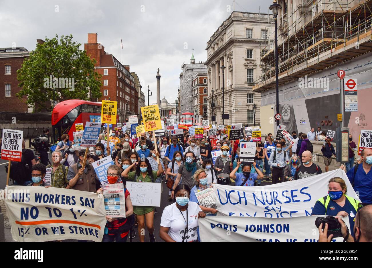 London, Großbritannien. Juli 2021. Während der Demonstration in Whitehall halten Demonstranten Transparente und Plakate, auf denen die Gehälter der Gesundheitshelfer des Gesundheitswesens erhöht werden sollen.die Beschäftigten und Unterstützer des Gesundheitsdienstes des Gesundheitswesens des Gesundheitswesens des Gesundheitswesens des Gesundheitswesens des Gesundheitswesens des Gesundheitswesens des Gesundheitswesens des Gesundheitswesens des Gesundheitswesens forderten eine faire Lohnerhöhung für die Beschäftigten des Gesundheitswesens und die allgemeine Unterstützung des Gesundheitswesens. (Foto: Vuk Valcic/SOPA Images/Sipa USA) Quelle: SIPA USA/Alamy Live News Stockfoto