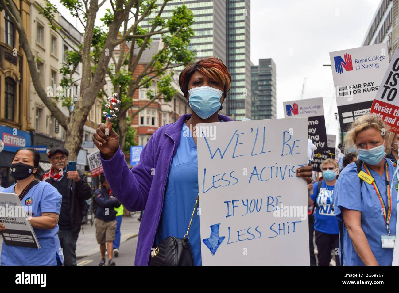 London, Großbritannien. Juli 2021. Eine Protesterin hält ein Plakat, das ihre Meinung während der NHS-Arbeiterdemonstration auf der Tottenham Court Road zum Ausdruck bringt.NHS-Arbeiter und -Unterstützer marschierten durch das Zentrum Londons und forderten eine faire Lohnerhöhung für NHS-Mitarbeiter und allgemeine Unterstützung des NHS. (Foto: Vuk Valcic/SOPA Images/Sipa USA) Quelle: SIPA USA/Alamy Live News Stockfoto