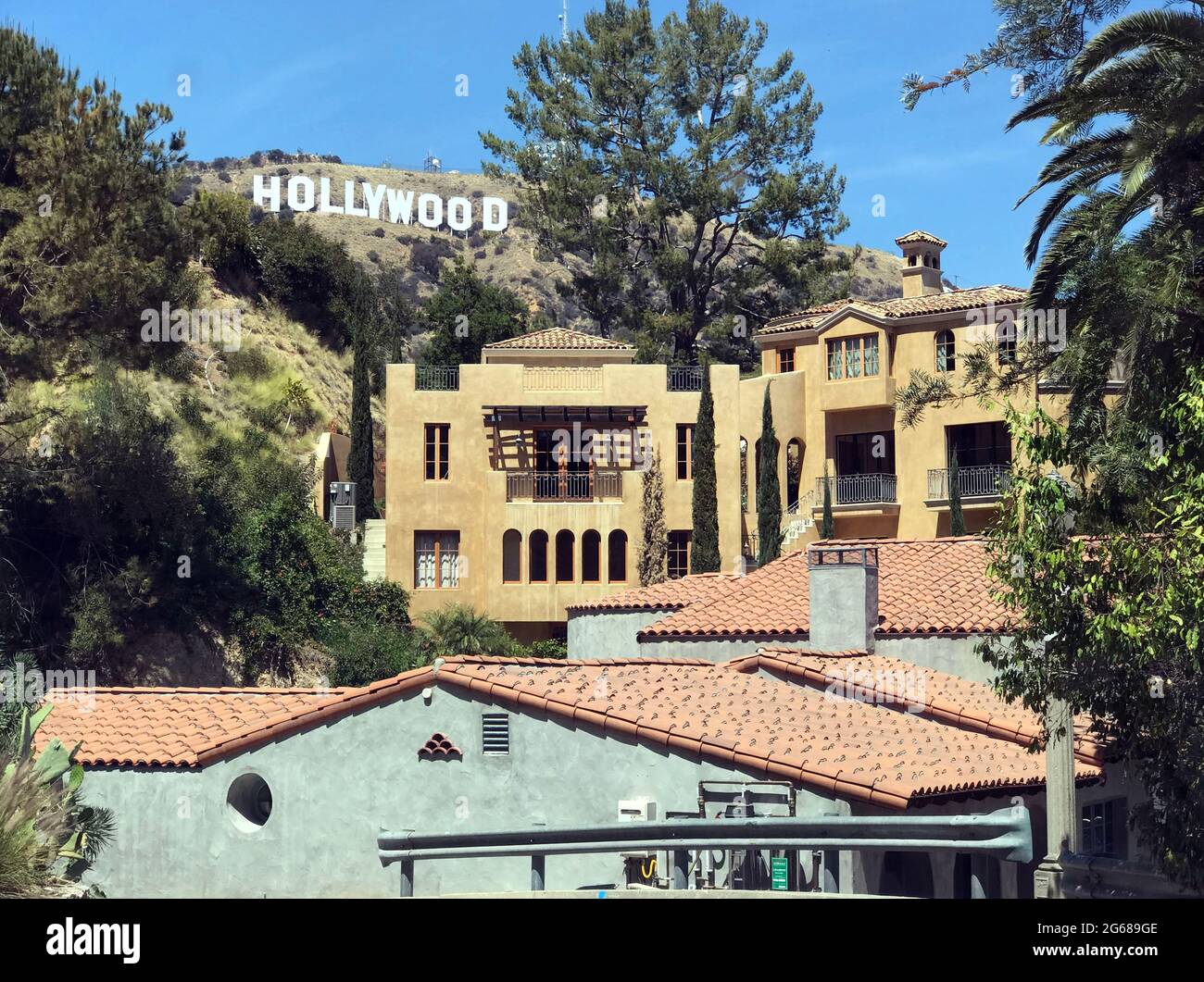 Das weltberühmte Hollywood-Schild hinter großen Häusern in den Hollywood Hills, Los Angeles, CA Stockfoto