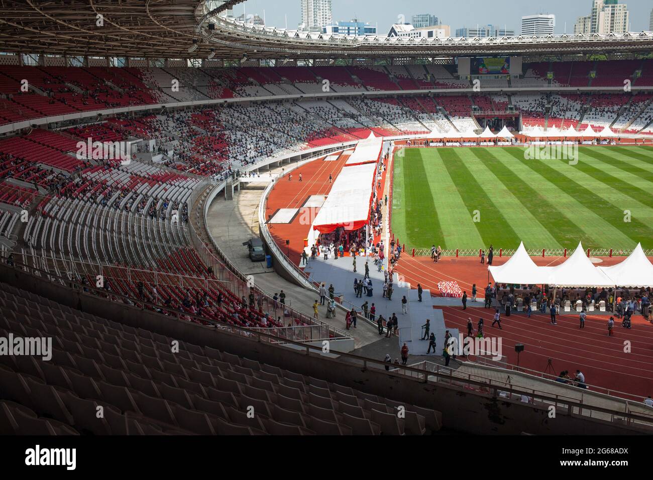 Blick auf das Gelora Bung Karno Stadion während der Covid-19 Massenimpfung. Dieses Mal richtet sich die Impfung an Kinder im Alter von 12-17 Jahren. Das indonesische Gesundheitsministerium (Kemenkes) gab bekannt, dass Kinder im Alter von 12-17 Jahren gegen Covid-19 geimpft werden dürfen. Fälle von Corona-Virus-Infektion bei Kindern beginnen zu zunehmen und die Symptome, die bei Kindern auftreten, können normal oder leicht sein, aber es besteht auch die Möglichkeit, dass sie tödlich sein können. Auf der Grundlage von Statistiken der Weltgesundheitsorganisation (WHO) ist die Kindersterblichkeit aufgrund von Covid-19 in Indonesien der Hig Stockfoto