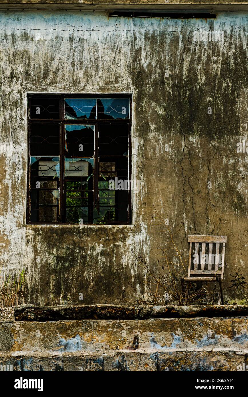 Verlassene Gebäude einer alten Perlenausternfarm in Lo Fu Wat, einer kleinen abgelegenen Bucht am Nordufer des Tolo-Kanals, New Territories, Hongkong Stockfoto