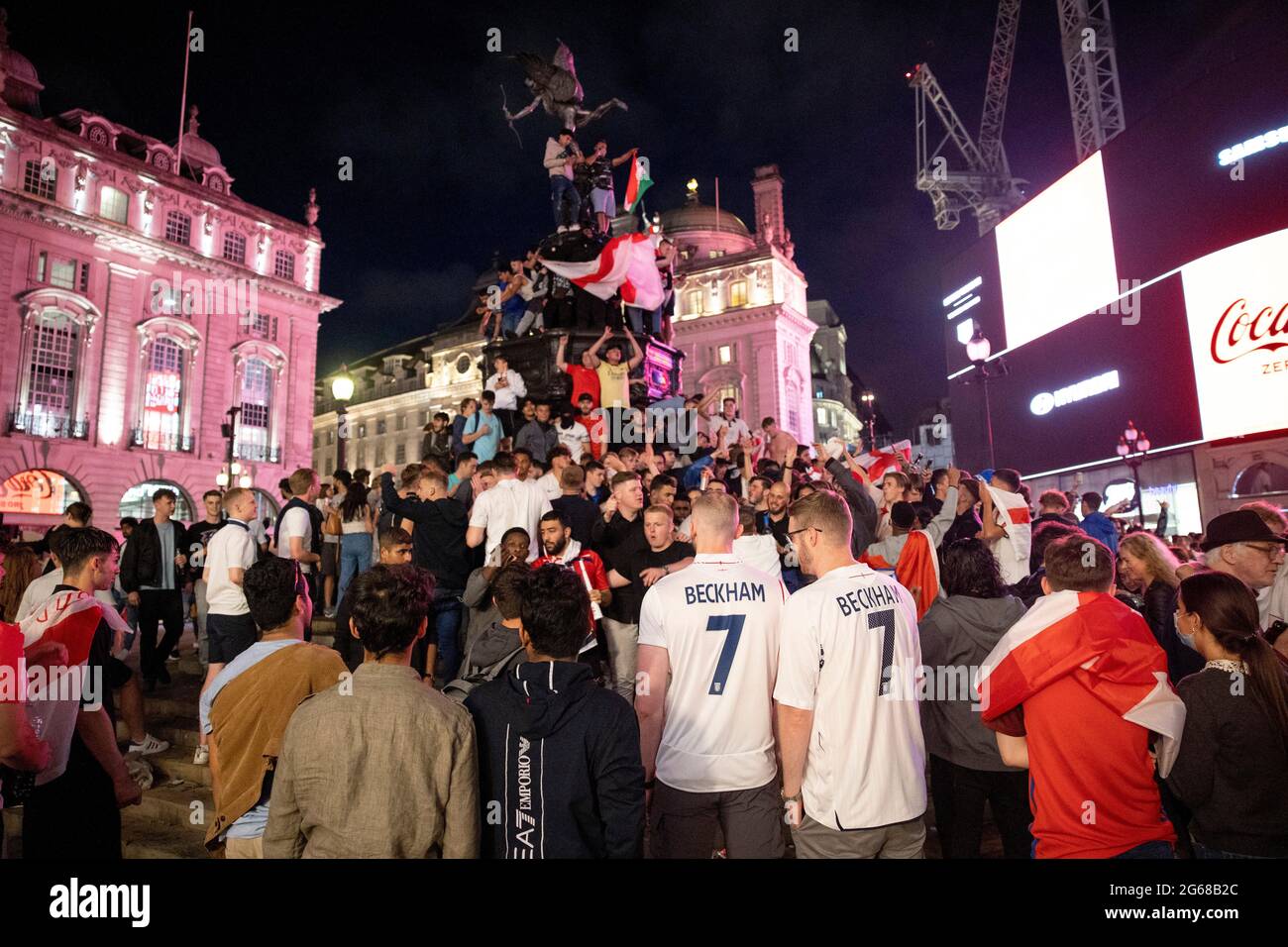 London, Großbritannien. Juli 2021. Fußballfans versammeln sich um den Eros-Brunnen, um den Sieg der englischen Mannschaft zu feiern.Hunderte von englischen Fußballfans versammelten sich erneut im Zentrum von London, um einen Sieg über die Ukraine im Jahr 4:0 bei der UEFA Euro 2020 zu feiern, die heute in Italien stattfindet. Das englische Team wird nun in das Halbfinale eintreten und nächste Woche in Wembley gegen Dänemark antreten. Kredit: SOPA Images Limited/Alamy Live Nachrichten Stockfoto