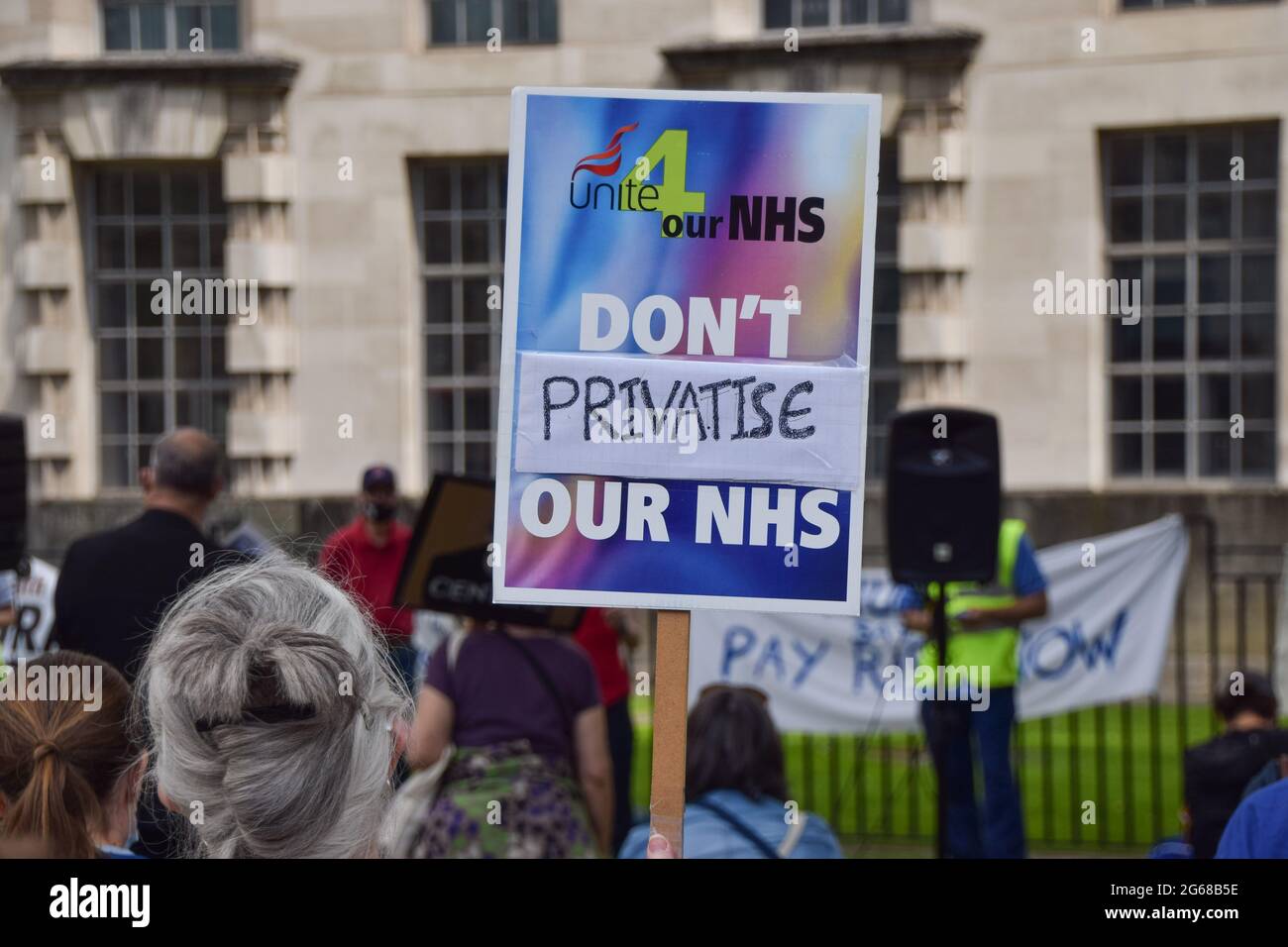 London, Großbritannien. Juli 2021. Ein Protestler hält ein Plakat, auf dem steht, dass der NHS während der NHS-Arbeiterdemonstration vor der Downing Street nicht privatisiert werden darf.NHS-Arbeiter und -Unterstützer marschierten durch das Zentrum Londons und forderten eine faire Lohnerhöhung für das NHS-Personal und allgemeine Unterstützung des NHS. Kredit: SOPA Images Limited/Alamy Live Nachrichten Stockfoto