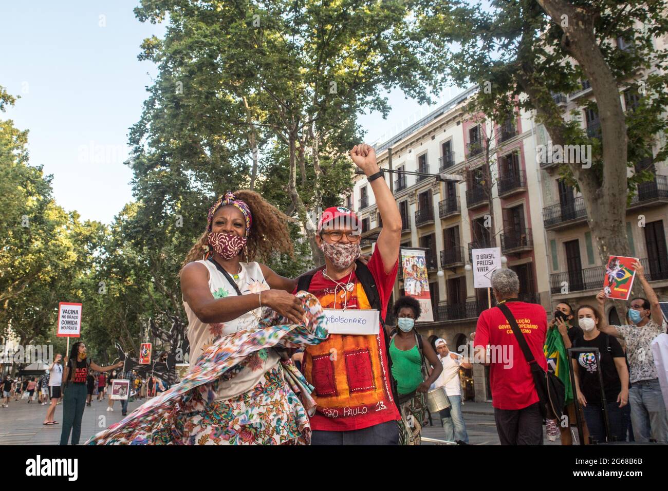 Barcelona, Spanien. Juli 2021. Am Samstag, dem 3. Juli, dem Tag, an dem in den wichtigsten Städten Brasiliens Demonstrationen gegen den brasilianischen Präsidenten Jair Bolsonaro stattfanden, sahen die Demonstranten Tanzen und die Faust nach oben. Brasilianer in Barcelona haben auf den Ramblas von Barcelona eine Demonstration abgehalten, um sich den Protesten ihres Heimatlandes anzuschließen. Kredit: SOPA Images Limited/Alamy Live Nachrichten Stockfoto