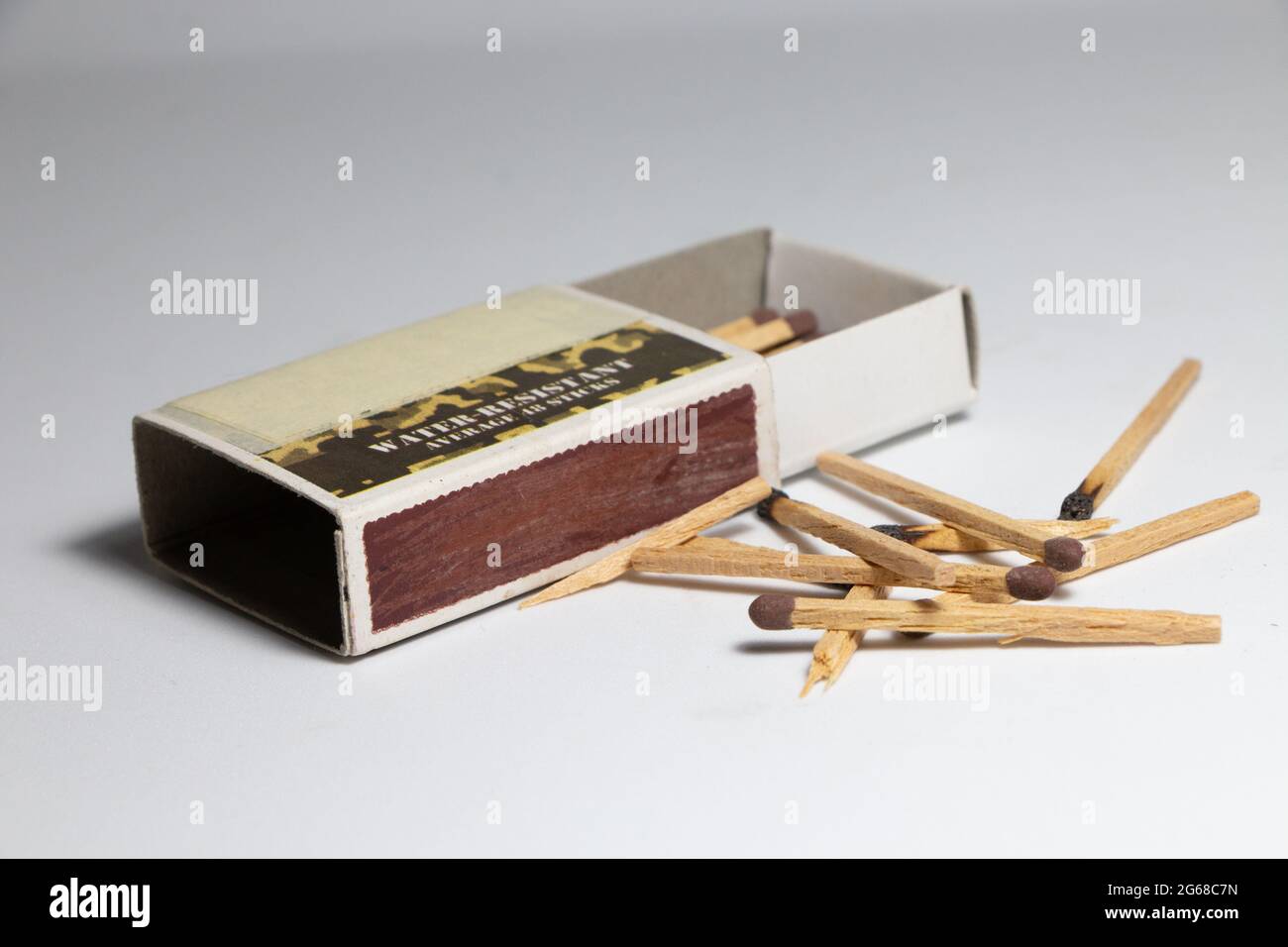 Eine Schachtel Streichhölzer mit gebrauchten und nicht verwendeten Streichhölzern Stockfoto